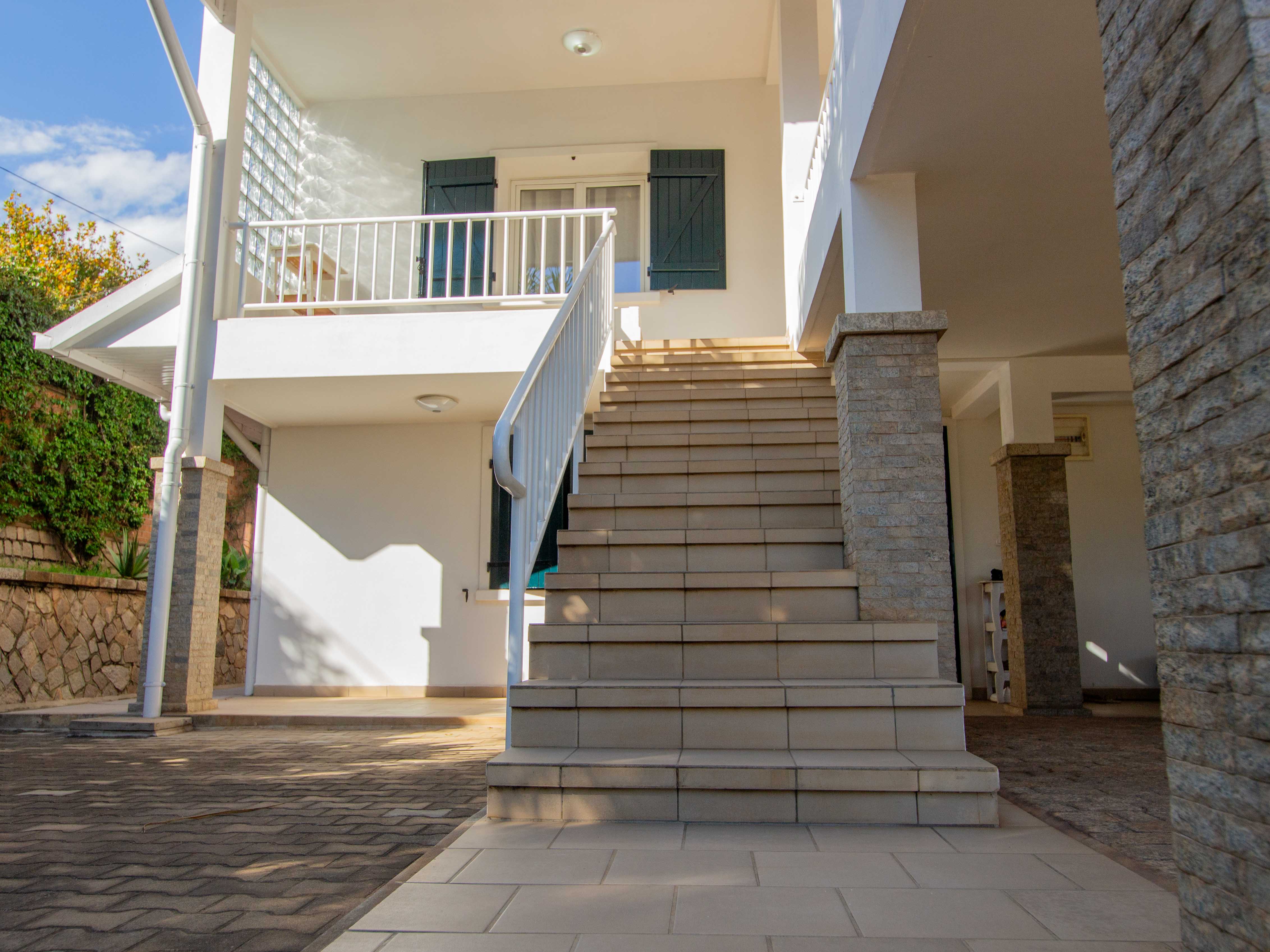 MAISON-DE-DAGO-ANTSIRABE-Escalier-exterieur
