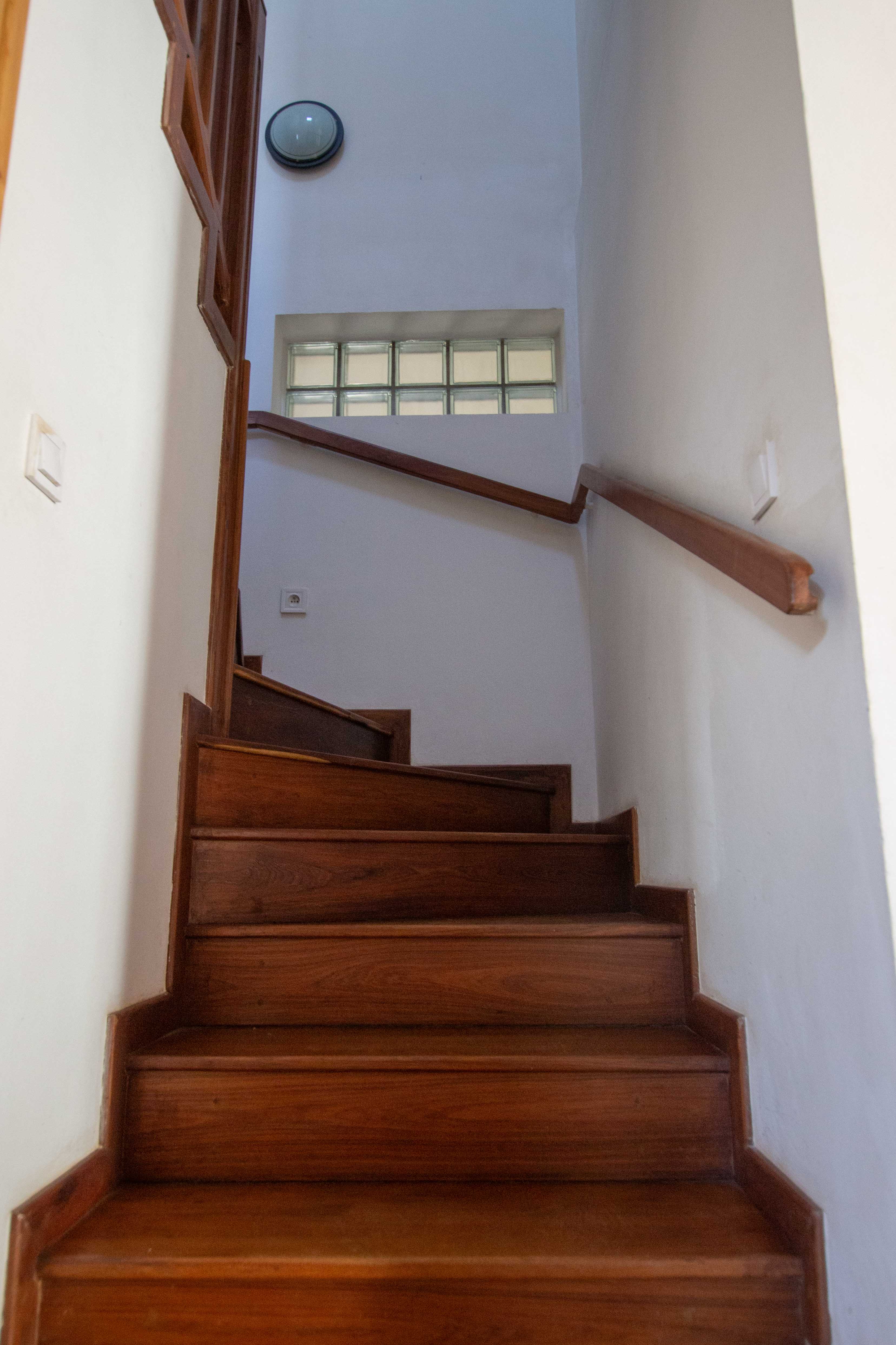MAISON-DE-DAGO-ANTSIRABE-Escalier-interieur