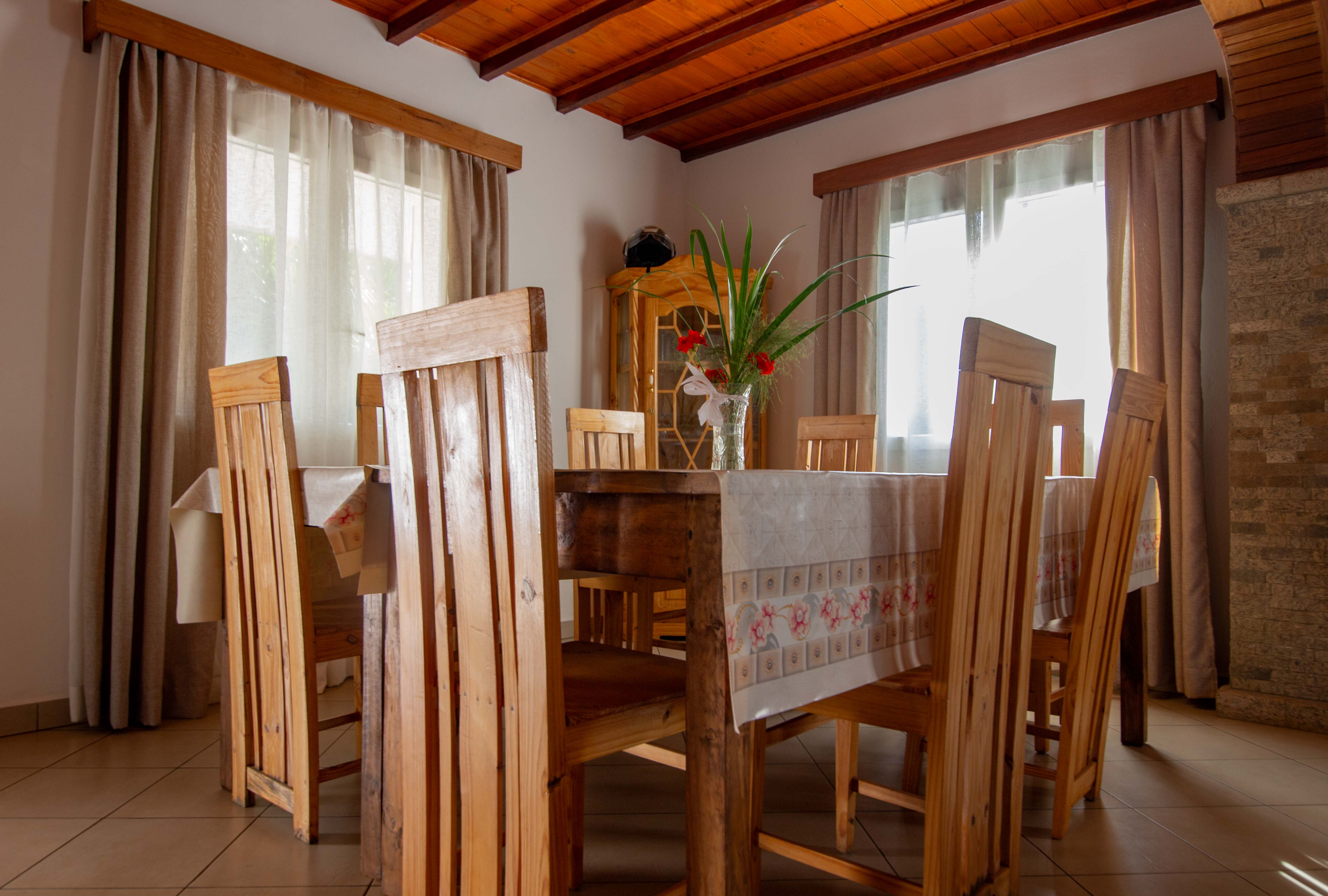 MAISON-DE-DAGO-ANTSIRABE-Salle-a-manger